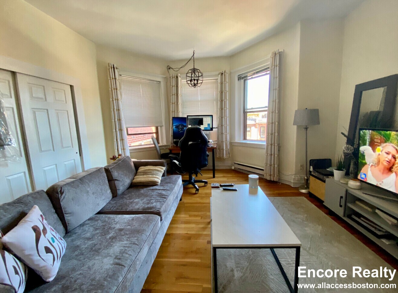 Building Photo - 913 Boylston St