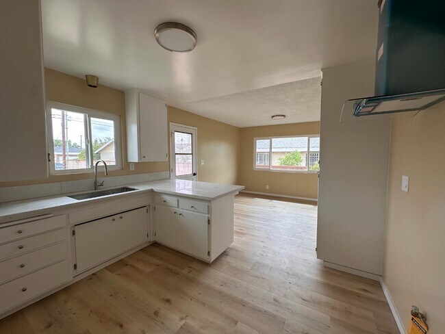 Building Photo - 414 N Alameda Ave