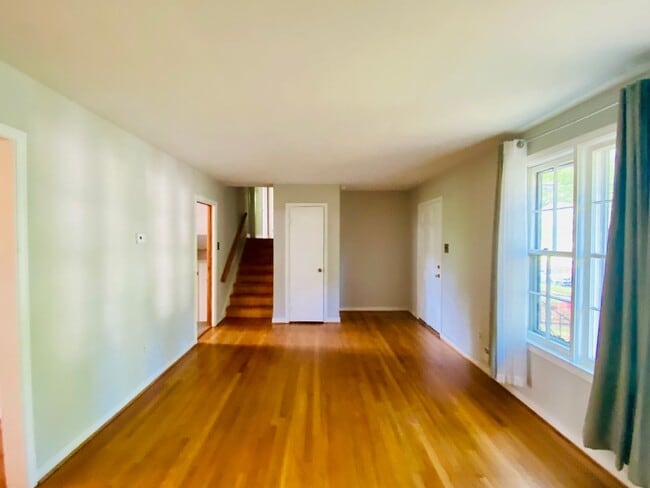 Building Photo - Beautiful and Spacious 4bdrm/2.5bth Tri-Le...