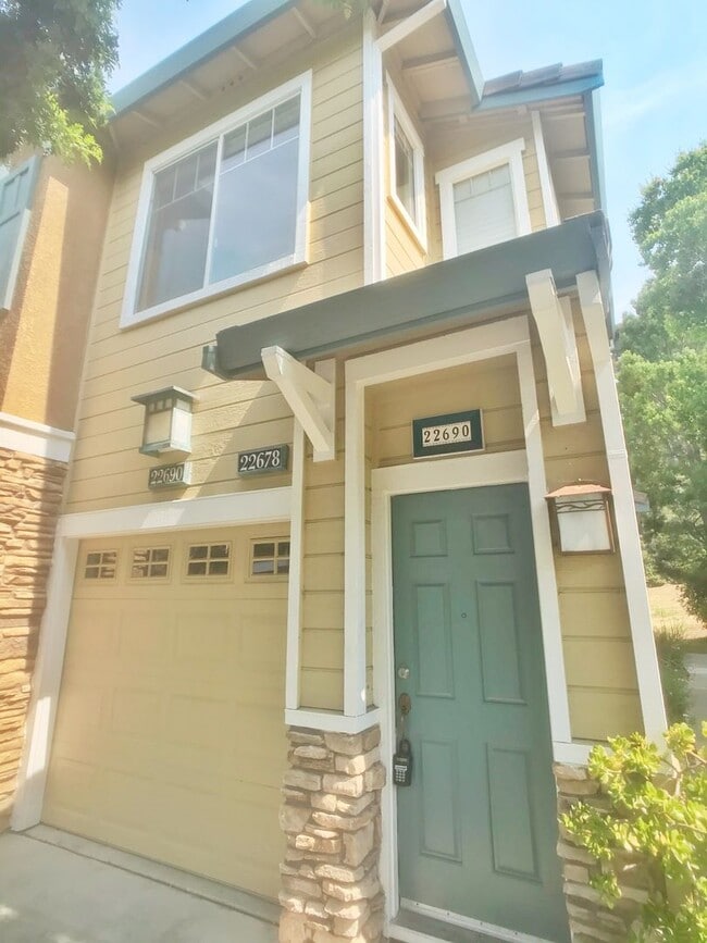 Building Photo - Low Deposit W/ Garage Parking & In Unit Laundry!