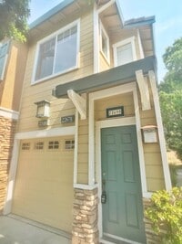 Building Photo - Advent - Low Deposit W/ Garage Parking & I...