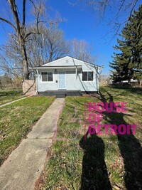 Building Photo - 3 BEDROOM 1 BATH FREE PRE-SCREEN