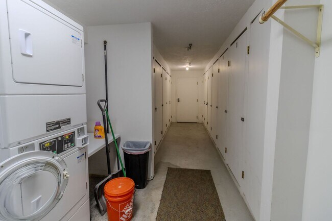 Building Photo - Spacious Dream Apartment — Right Where You...