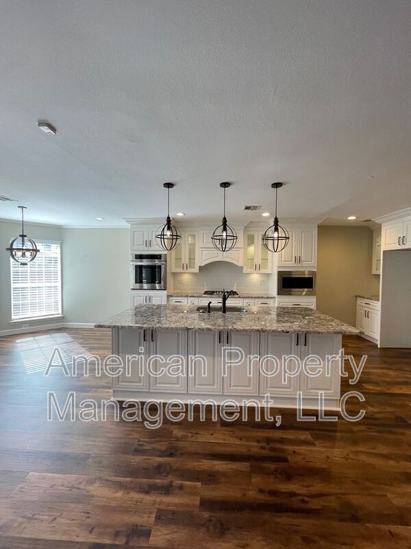 Building Photo - 5512 Columbia Ct