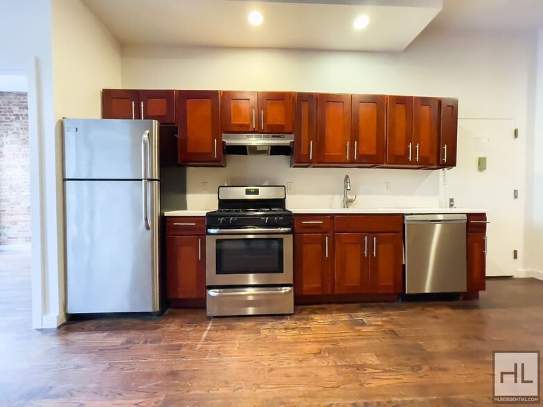 Building Photo - TOMPKINS AVENUE / Spacious 4-Bed 1-Bath