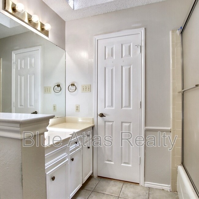 Building Photo - 5725 Ridgerock Ct