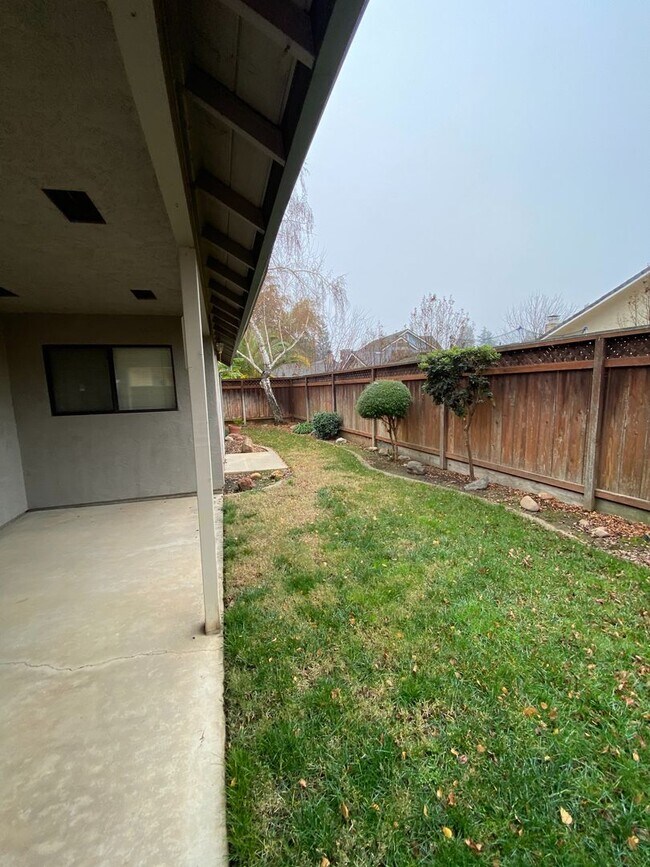 Building Photo - 2648 Alder Glen Dr