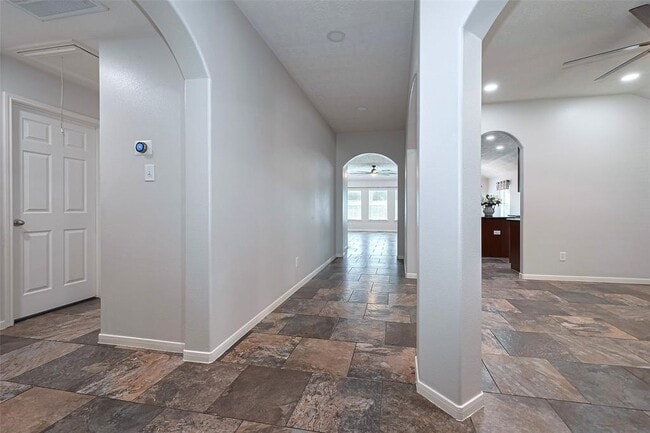 Building Photo - 2819 Lakecrest Way Dr
