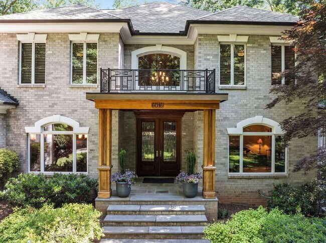 Building Photo - Luxurious 5-Bed Sanctuary with Scenic View...