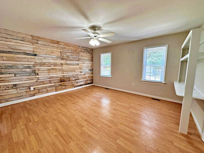 Building Photo - Updated Home in the Heart Of Chesterfield