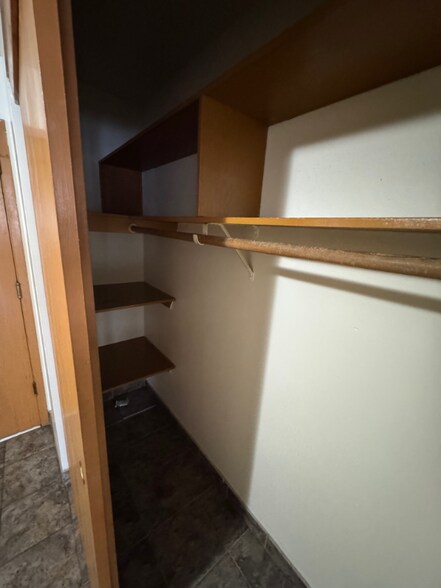 Building Photo - 556 Jenks Ave E