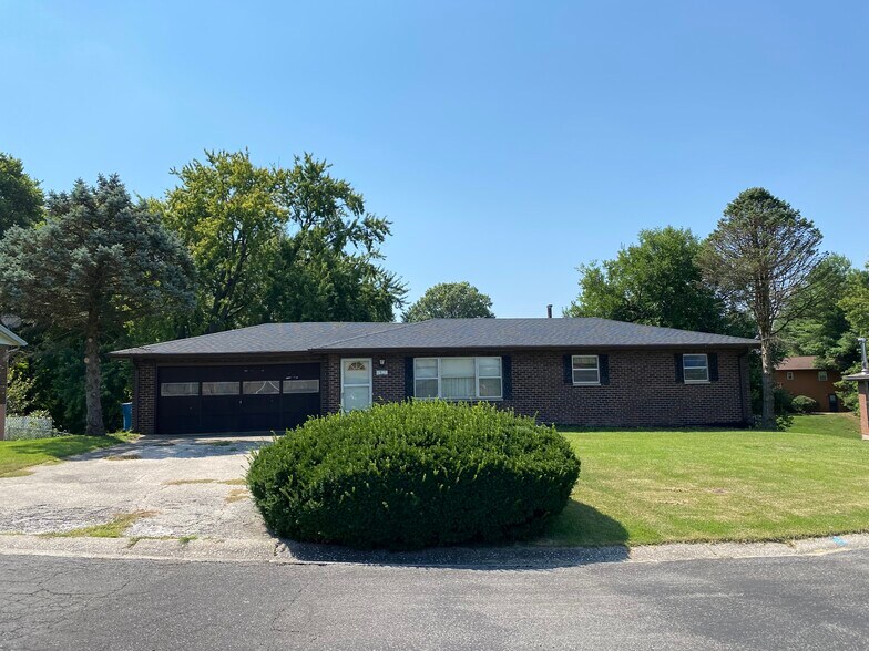 Primary Photo - 1318 Lexington Dr