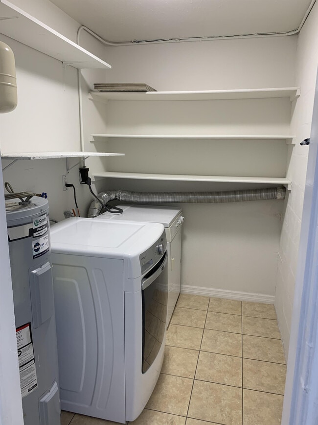 Building Photo - 1120 Vineyard St