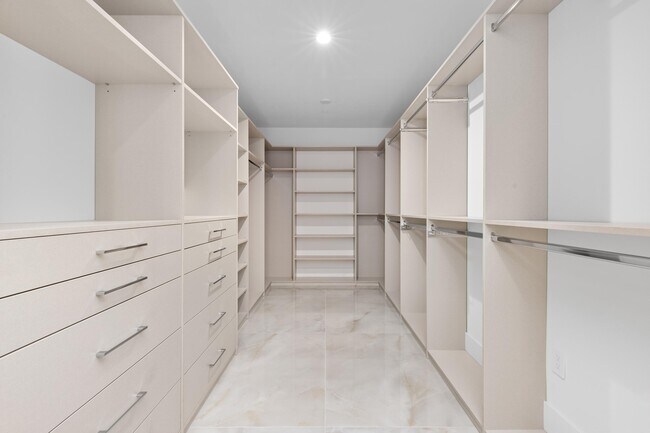 Building Photo - 475 E Royal Palm Rd