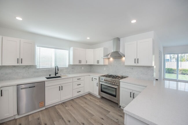 Building Photo - Dover Shores