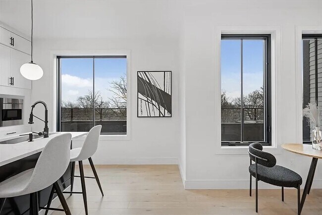 Building Photo - 490 Bennington St