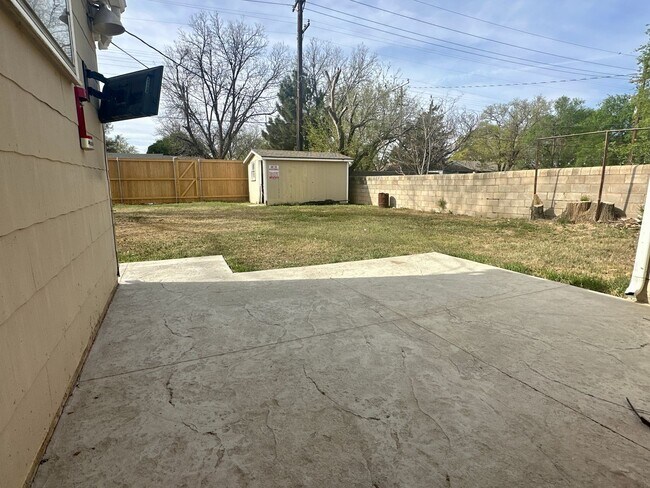 Building Photo - Spacious 3/2 on a Corner Lot!