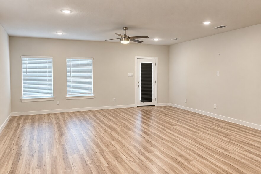 Building Photo - 631 Cari Ln