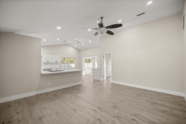 Building Photo - Newly remodeled Lovely 3-bed 2 Bath Home in desirable Location!!