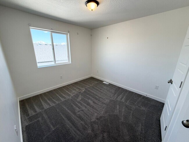 Building Photo - 3 Bedroom /2.5 Bathroom townhouse in Kearns