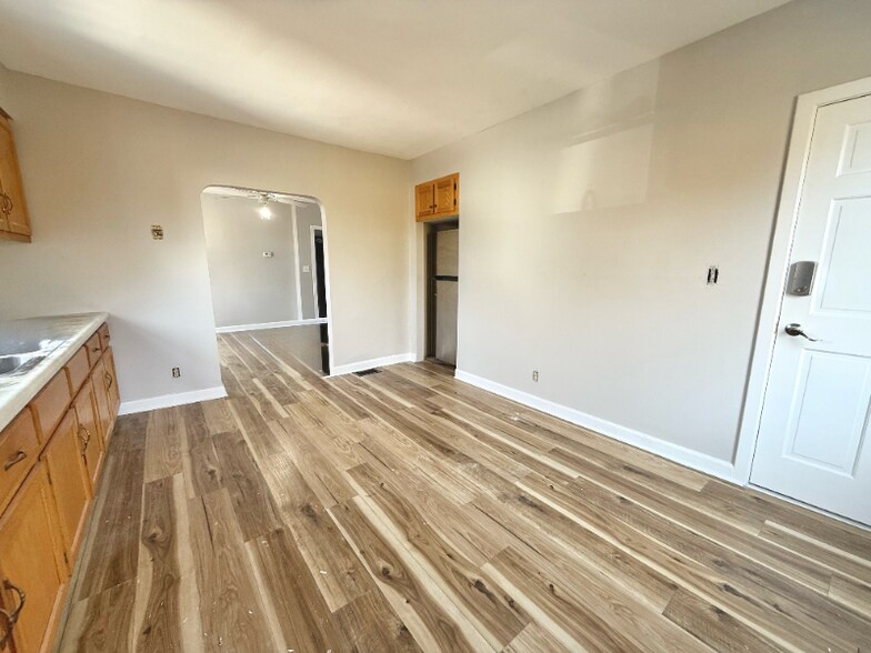 Building Photo - 13 Brooks Ave