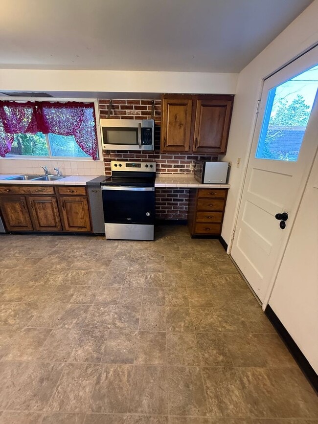 Building Photo - Spacious Ranch Rambler with 2 car garage