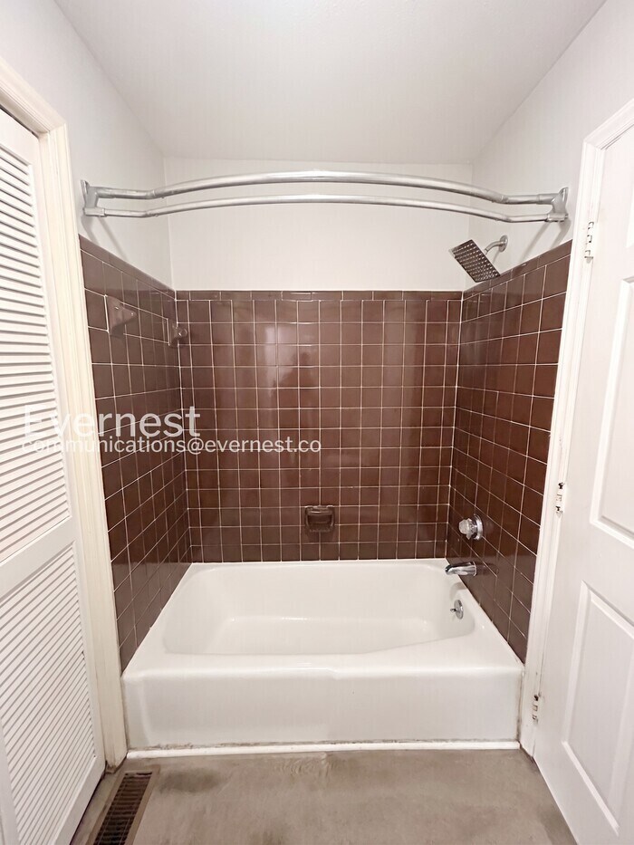 Building Photo - 3208 Pinecrest Dr