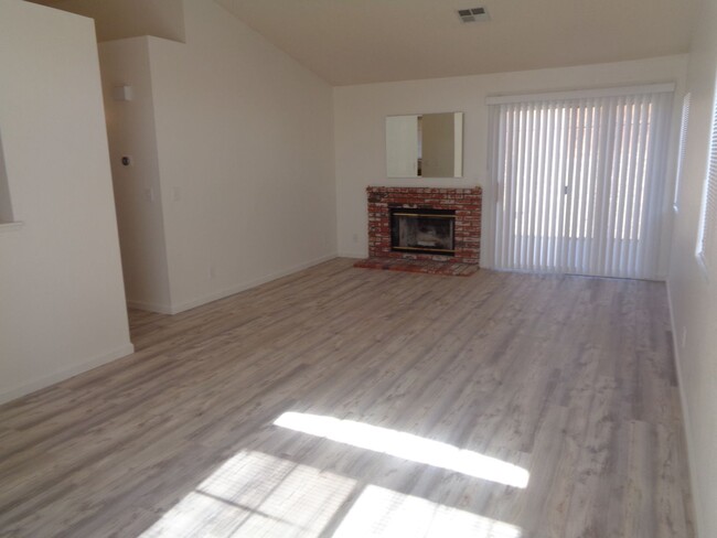 Building Photo - Cute and Clean 2 Bedroom Rosamond Home