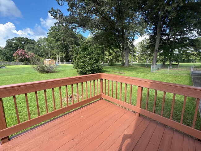 Building Photo - Spacious Brick Home with Fenced-In Back Yard!