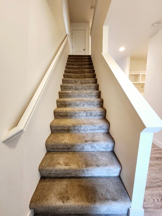 Building Photo - Spacious 3 bed/2.5 bath Townhouse - Gorgeo...