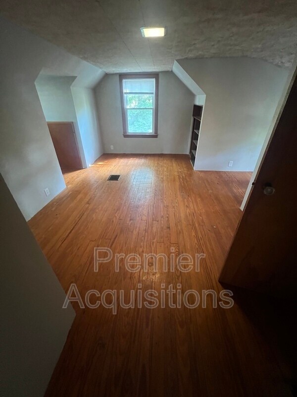 Building Photo - 126 E 3rd St