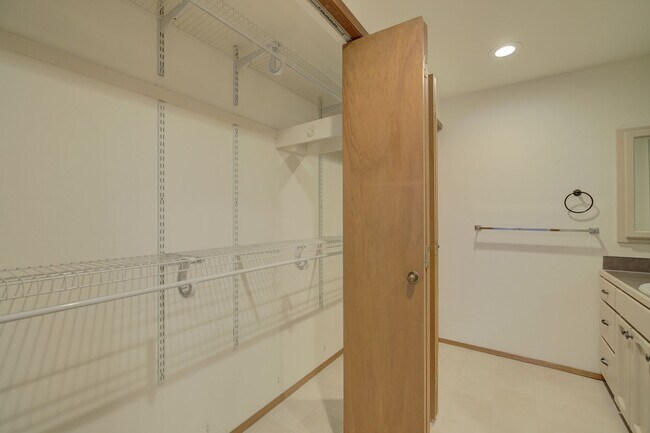 Building Photo - 2bd/1.75ba Mercer Island Condo