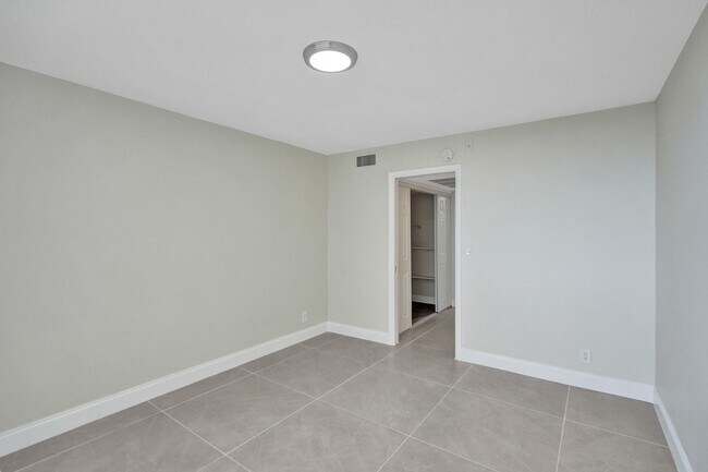 Building Photo - 4810