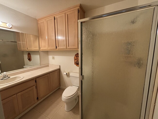 Building Photo - Private, fully furnished apartment home in...
