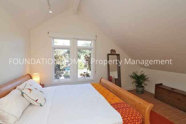 Building Photo - Gated San Anselmo Estate w/ Pool, Vineyard...