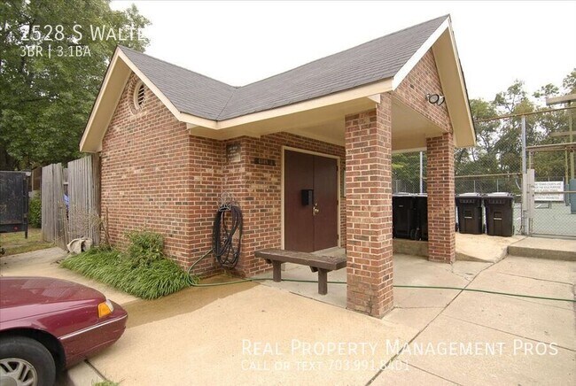 Building Photo - 2528 S Walter Reed Dr