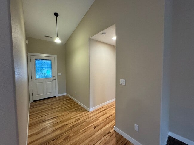 Building Photo - Well maintained, updated 3 bedroom home in quiet neighborhood