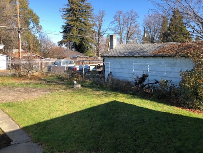 Building Photo - SINGLE LEVEL, 3 BEDROOM HOME WITH DETACHED...