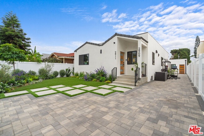 Building Photo - 2911 S Rimpau Blvd