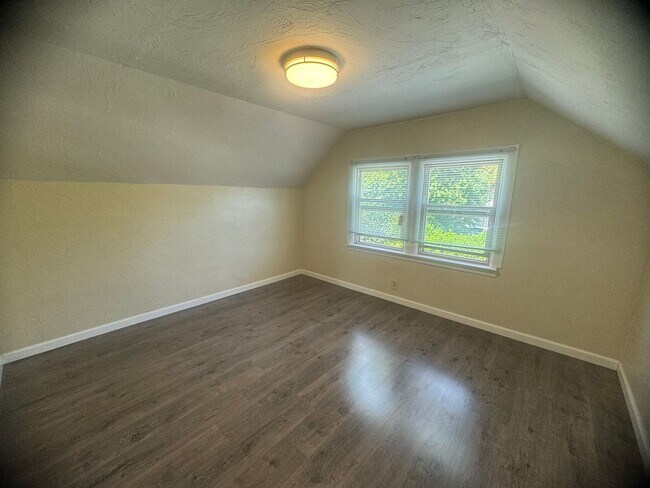 Building Photo - 3-Bedroom, 1-Bath Home In The Cal Young Ar...