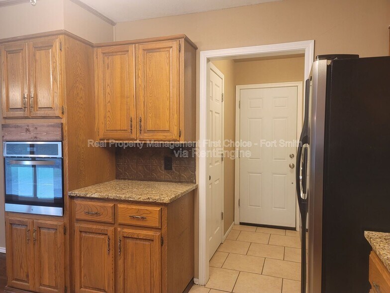 Building Photo - 306 Elfen Glen St