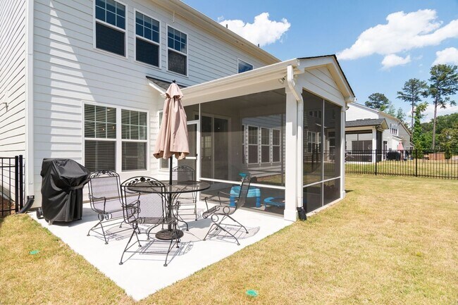 Building Photo - Chapel Hill 5 Bedroom/ 3 bath Home Gourmet Kitchen Fireplace and Fenced yard!