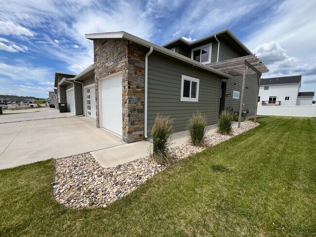 Building Photo - Stunning 5 Bed/2.5 Bath Twinhome For Rent in West Sioux Falls!