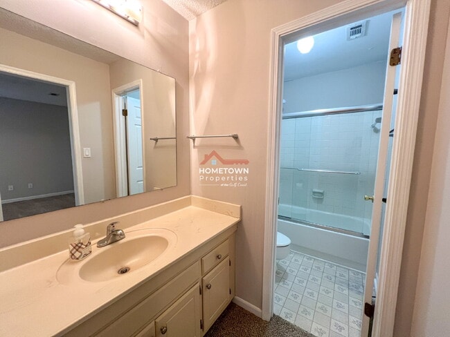 Building Photo - Location! 2-Bed Townhouse with 2.5 Baths i...