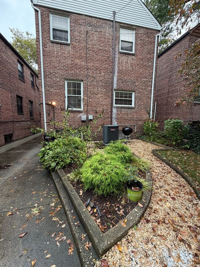 Building Photo - 121 Bentley Ave