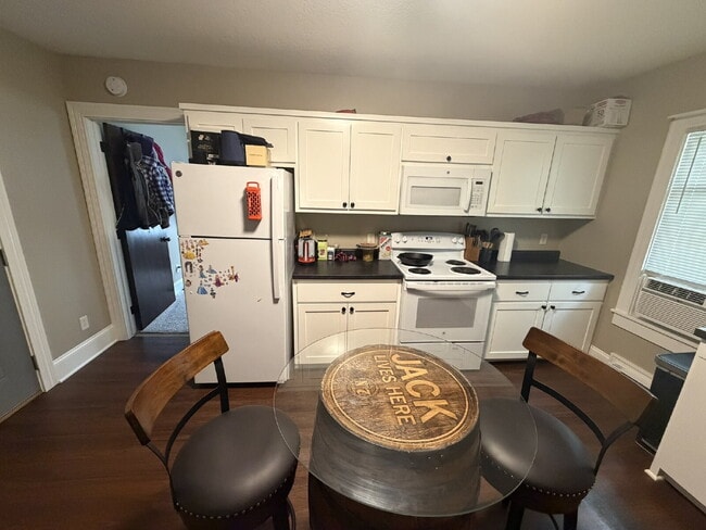 Building Photo - Beautifully Remodeled 2-Bedroom Upper Unit in Historic Durand