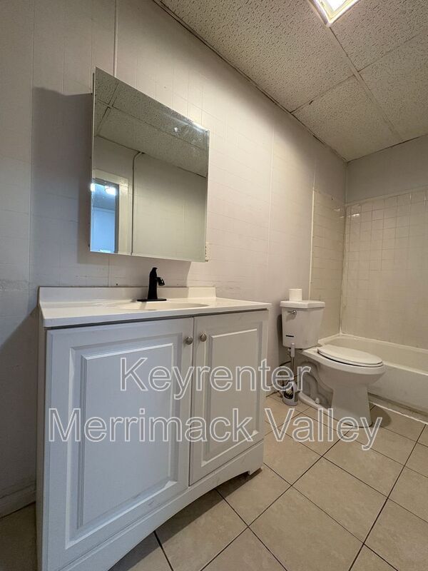 Building Photo - 58-60 Temple St 1st Fl