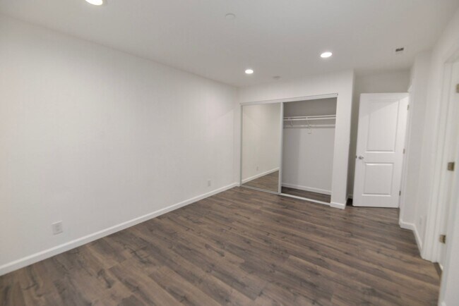 Building Photo - 257 Avenida Victoria