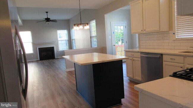 Building Photo - 1045 Fallbrook Ln