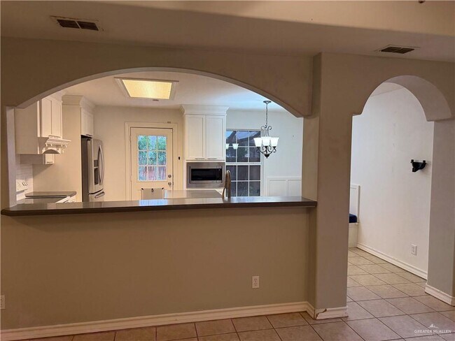 Building Photo - 25 Frontier Dr